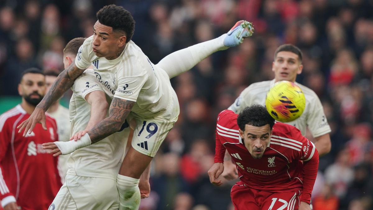 Aksi intens dua pemain dari Liverpool (kaus merah) dan Nottingham Forest (kaus putih) yang sedang berduel udara merebut bola