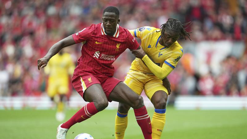 Ibrahima Konate dan Eberechi Eze duel perebutan bola Liverpool vs Palace