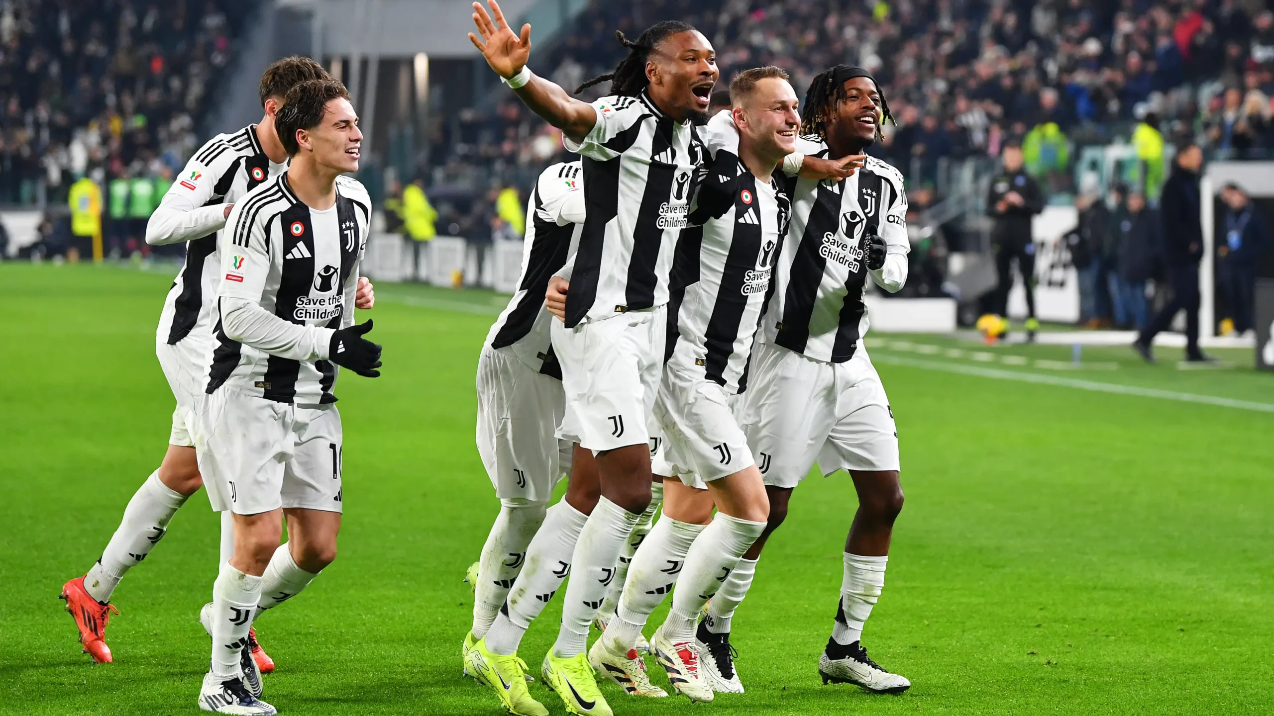 Pemain Juventus merayakan gol dalam pertandingan Serie A, mengenakan jersey kandang hitam putih