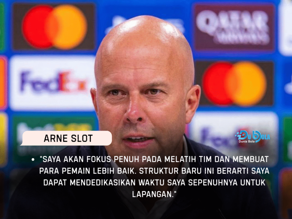 Arne Slot manager Liverpool F.C. tersenyum di pinggir lapangan Eredivisie Belanda