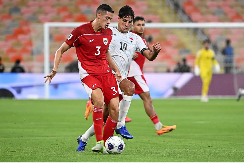 Bek Irak, Mohandad Ali, berebut bola dengan bek Indonesia, Jay Idzes, pada laga putaraan keempat kualifikasi Piala Dunia 2026 di Stadion King Abdullah Sports City, Jeddah, Arab Saudi, Minggu (12/10/2025) dini hari WIB. Indonesia kalah, 0-1.