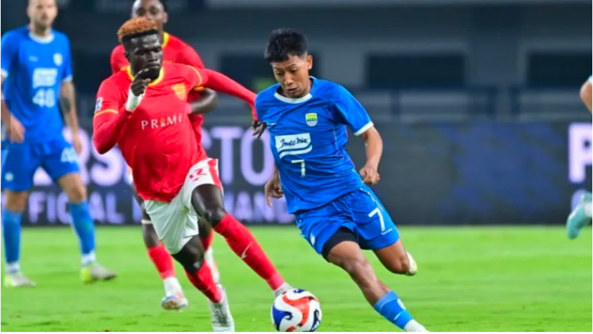 Pemain Persib, Beckham Putra (kanan), berupaya melewati pemain Manila Digger dalam laga Liga Champions Asia II di Stadion Gelora Bandung Lautan Api, Jawa Barat, Rabu (13/5/2025). Beckham adalah salah satu talenta lokal yang menembus tim nasional Indonesia.