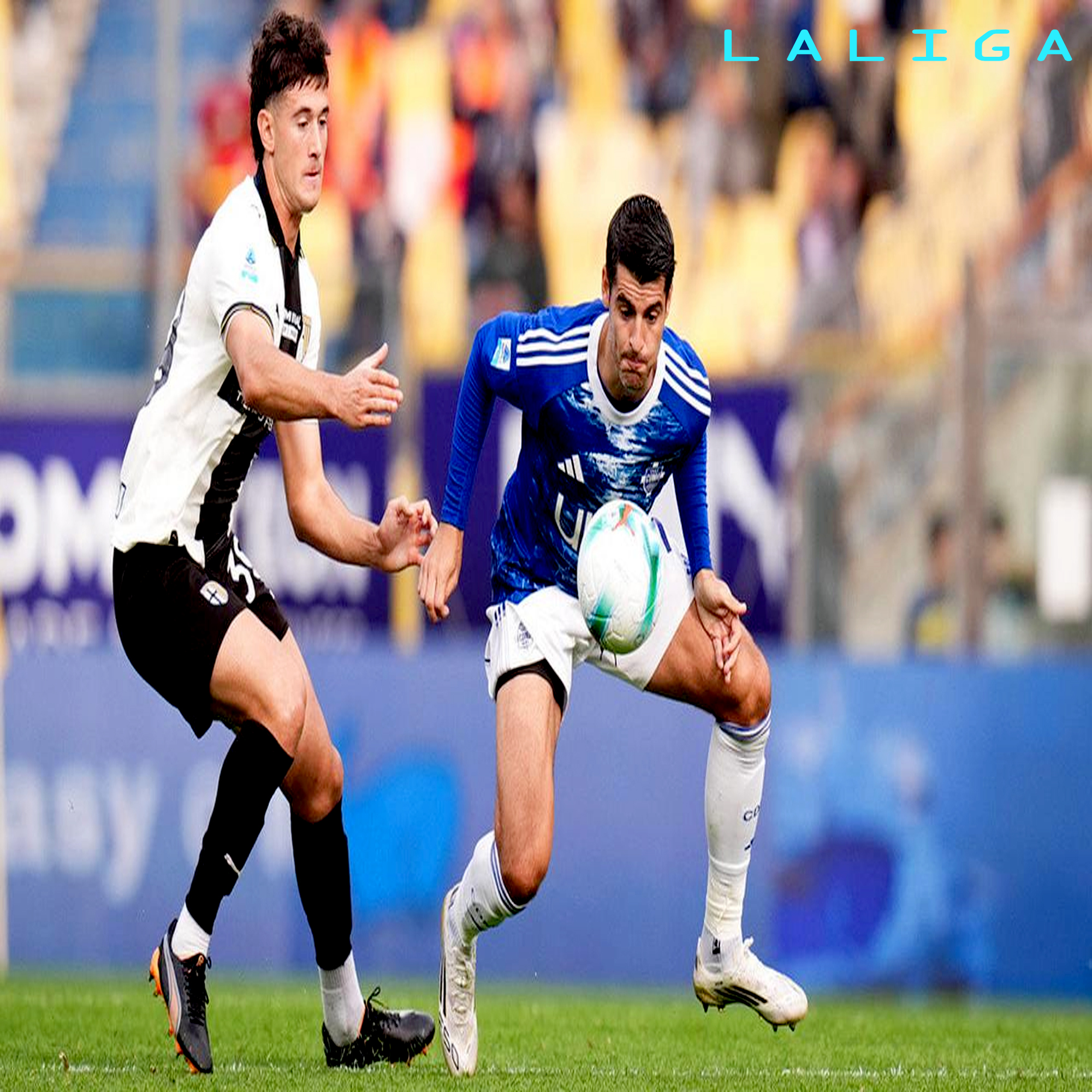 Alvaro Morata dari Como (kanan) berebut bola dengan Nahuel Estevez dari Parma dalam pertandingan Serie A di Parma, Italia, Sabtu, 25 Oktober 2025. (Massimo Paolone/LaPresse via AP) 