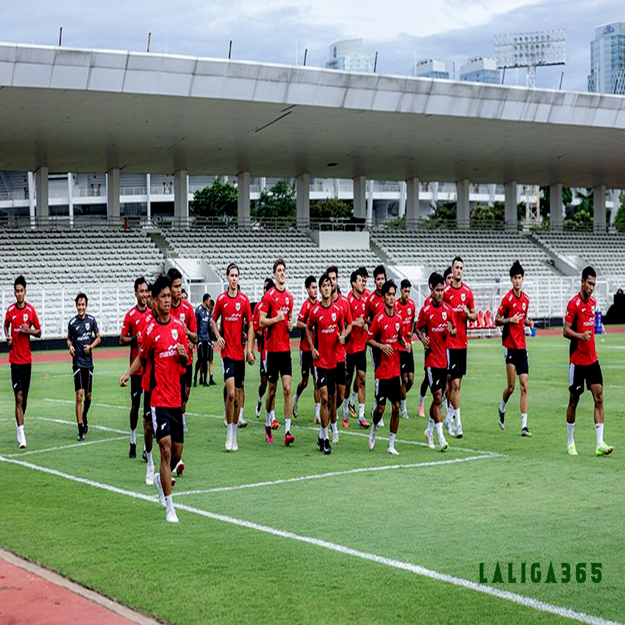 Timnas Indonesia U-22 melakukan latihan perdana untuk persiapan SEA Games 2025 yang berlangsung di Stadion Madya, Senayan, Jakarta, Selasa (11/11/2025).