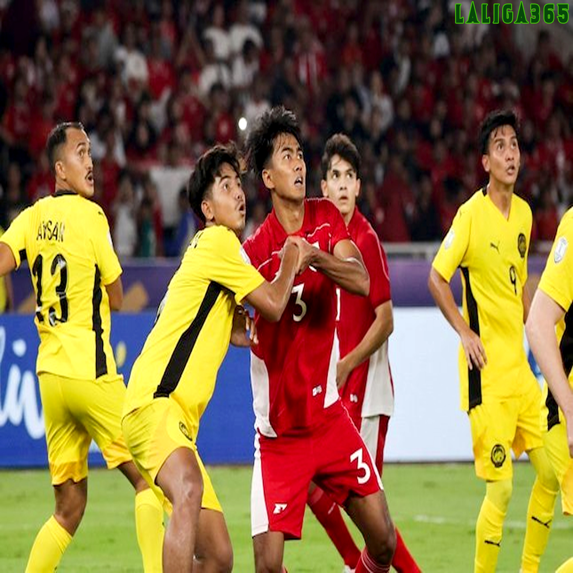 Bek Timnas Indonesia U-23, Kakang Rudianto, berduel lawan pemain Malaysia U-23, Senin (21/07/2025). (c)