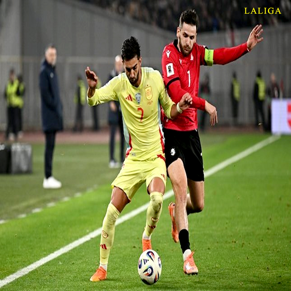 Ferran Torres (Timnas Spanyol), kiri, berebut bola dengan Khvicha Kvaratskhelia (Timnas Georgia) pada laga Kualifikasi Piala Dunia 2026 Grup E di Tbilisi, Georgia, 15 November 2025 (c) AP Photo/Tamuna Kulumbegashvili
