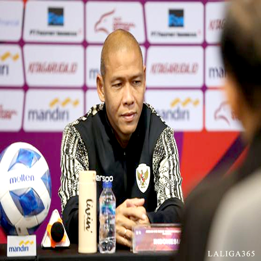 Pelatih Timnas Indonesia, Nova Arianto, pada sesi konferensi pers jelang pertandingan melawan Australia pada Piala AFF U-16 2024 di Stadion Manahan, Minggu (30/6/2024).