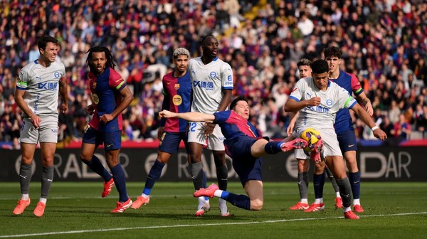 Para pemain Barcelona meninggalkan lapangan setelah mengalahkan Alaves 3-1 di La Liga.