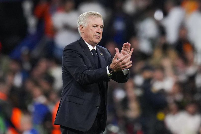 Carlo Ancelotti, pelatih Real Madrid, bertepuk tangan dengan ekspresi tenang di pinggir lapangan