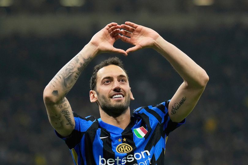 Hakan Calhanoglu, gelandang Inter Milan, merayakan gol.
