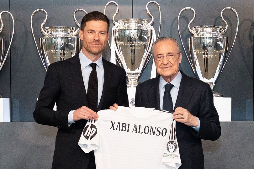 Xabi Alonso bersama dua trofi Liga Champions Real Madrid