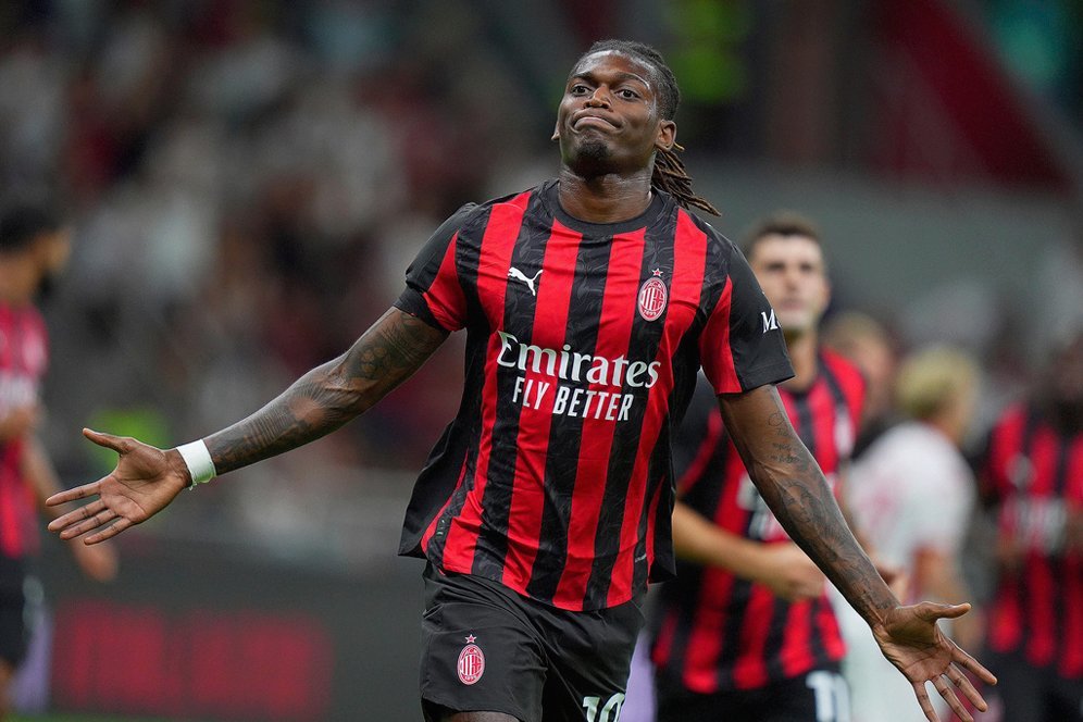 Rafael Leao, penyerang sayap AC Milan, merayakan gol