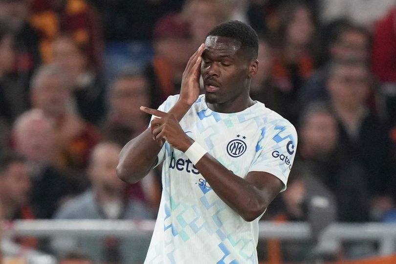 Ange-Yoan Bonny, penyerang Inter Milan, merayakan gol