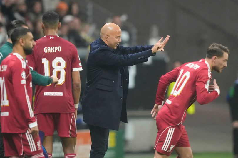 Arne Slot memberikan instruksi pada skuad Liverpool saat melawan Frankfurt di UCL