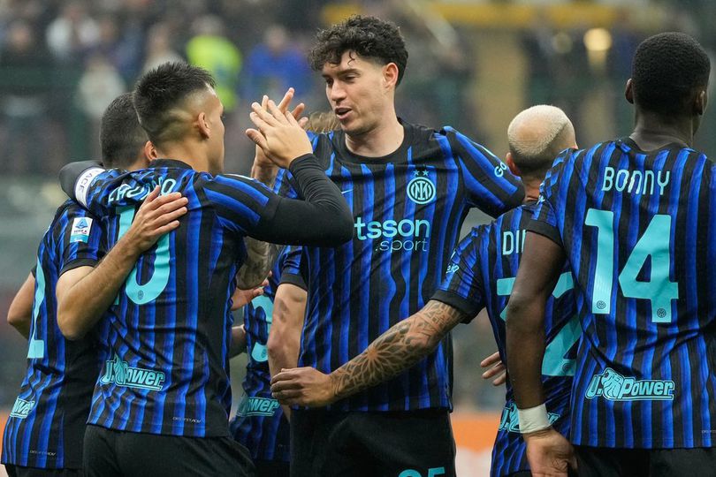 Pemain Inter Milan berkumpul di lapangan, mengenakan seragam biru-hitam mereka