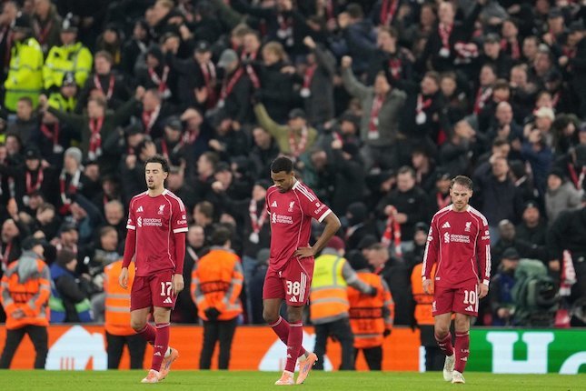 Curtis Jones, Ryan Gravenberch, dan Alexis Mac Allister tampak kecewa setelah Liverpool kebobolan gol keempat dari pemain PSV, Couhaib Driouech pada laga Liga Champions di Anfield