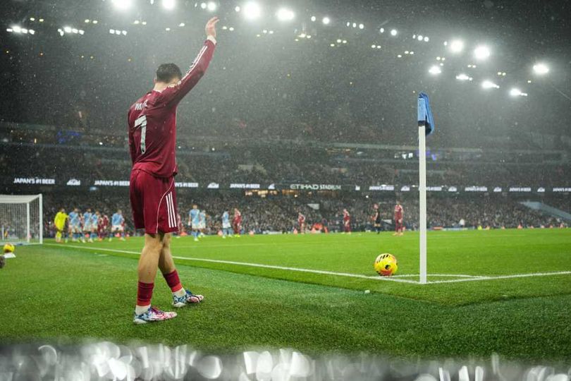 Pemain Liverpool, Florian Wirtz, bersiap melakukan tendangan sudut dalam pertandingan Premier League melawan Manchester City,