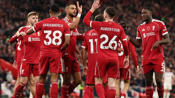 Pemain Liverpool merayakan gol dengan ekspresi gembira di lapangan Anfield