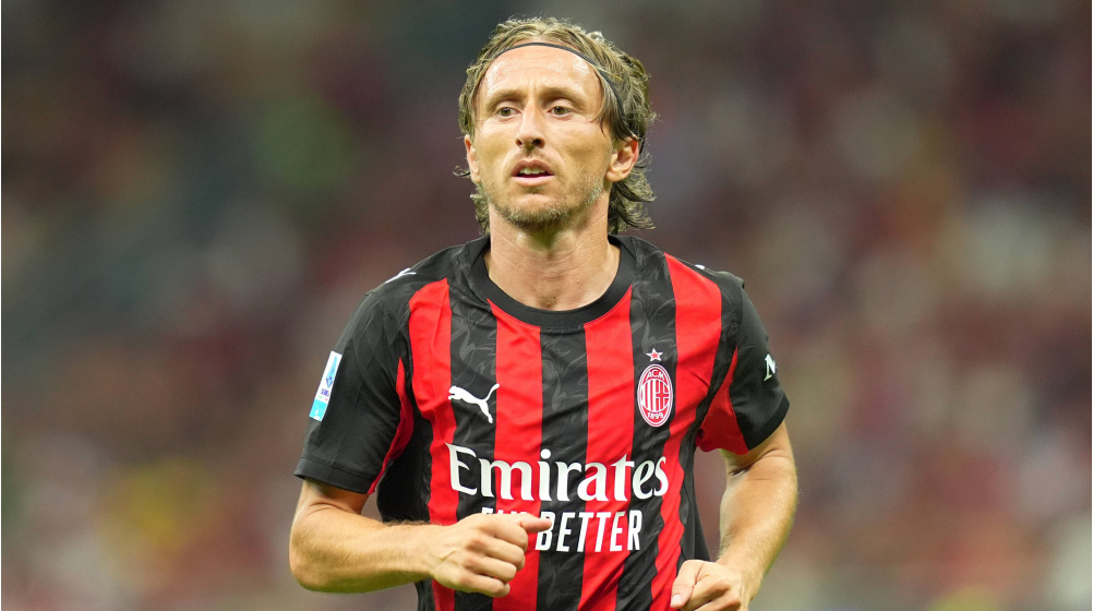 Luka Modric, gelandang AC Milan, beraksi di lapangan