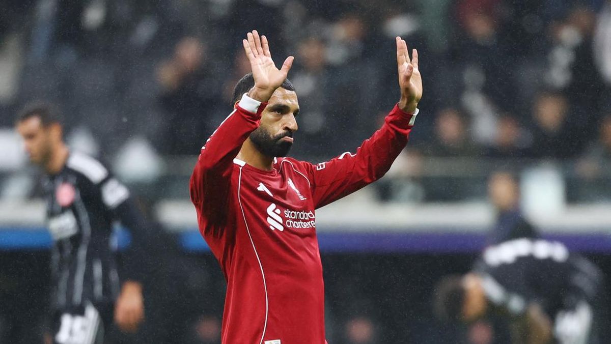 Mohamed Salah melambaikan tangan kepada penonton setelah pertandingan Liga Champions
