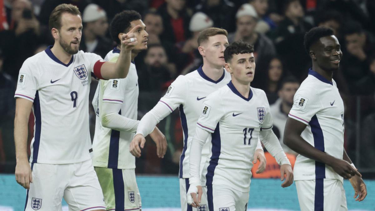 Sekelompok pemain Timnas Inggris merayakan gol atau kemenangan dalam pertandingan, mengenakan seragam putih