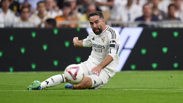 Dani Carvajal terjatuh saat berusaha merebut bola dalam pertandingan Real Madrid