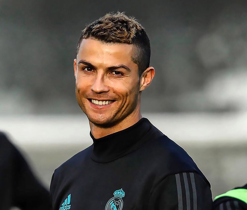 Cristiano Ronaldo tersenyum saat menghadiri acara resmi jelang Globe Soccer Awards 2025.