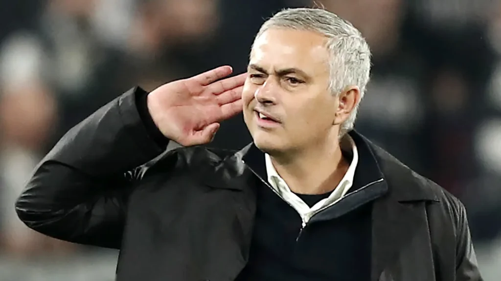 Jose Mourinho memberi hormat di pinggir lapangan setelah Benfica menang