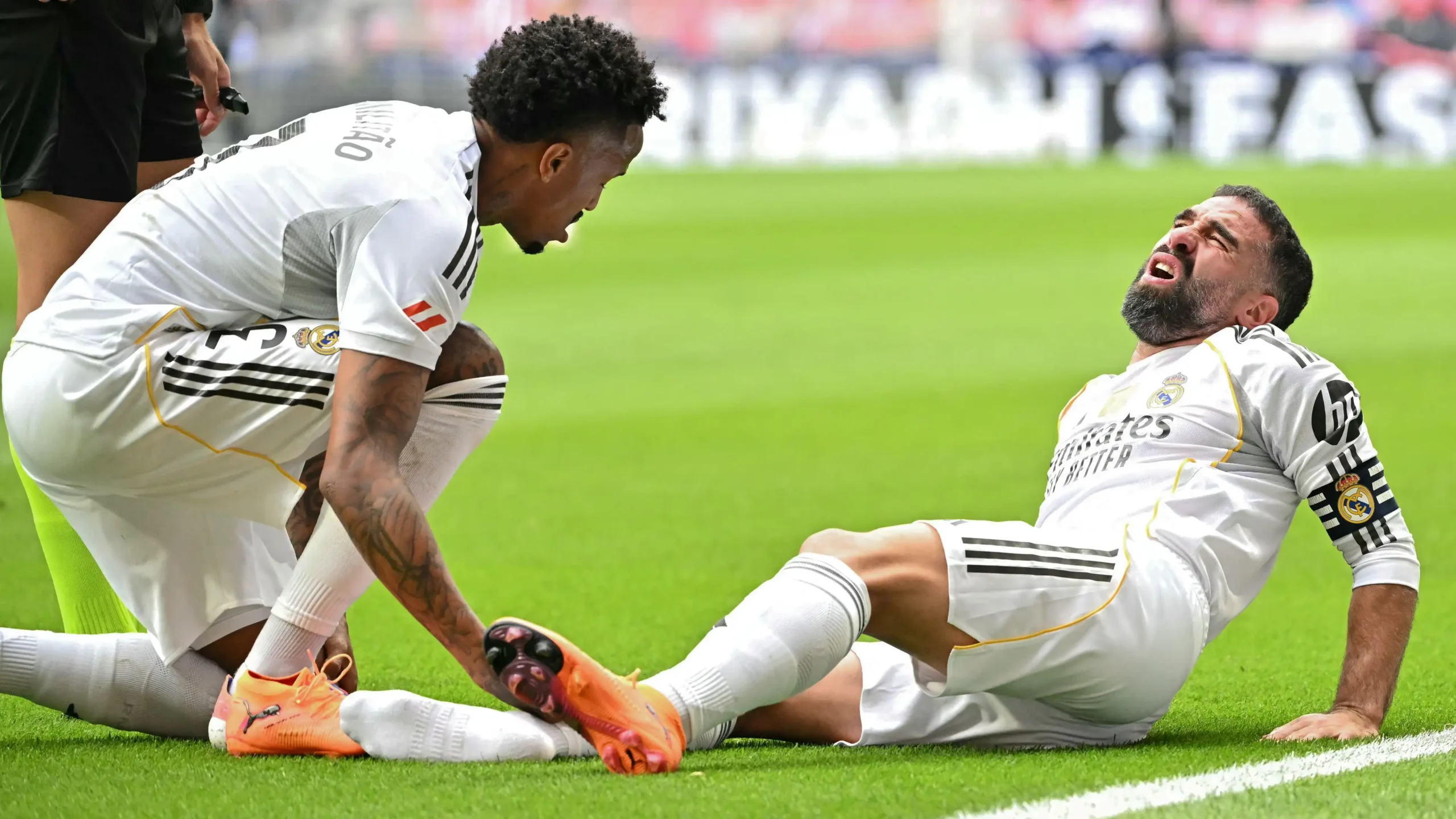 Dani Carvajal terjatuh dan dibantu rekan setim saat pertandingan Real Madrid