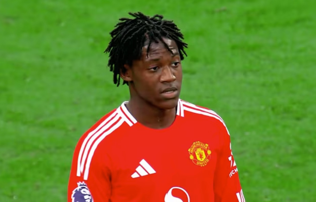 Kobbie Mainoo mengenakan jersey Manchester United saat pertandingan