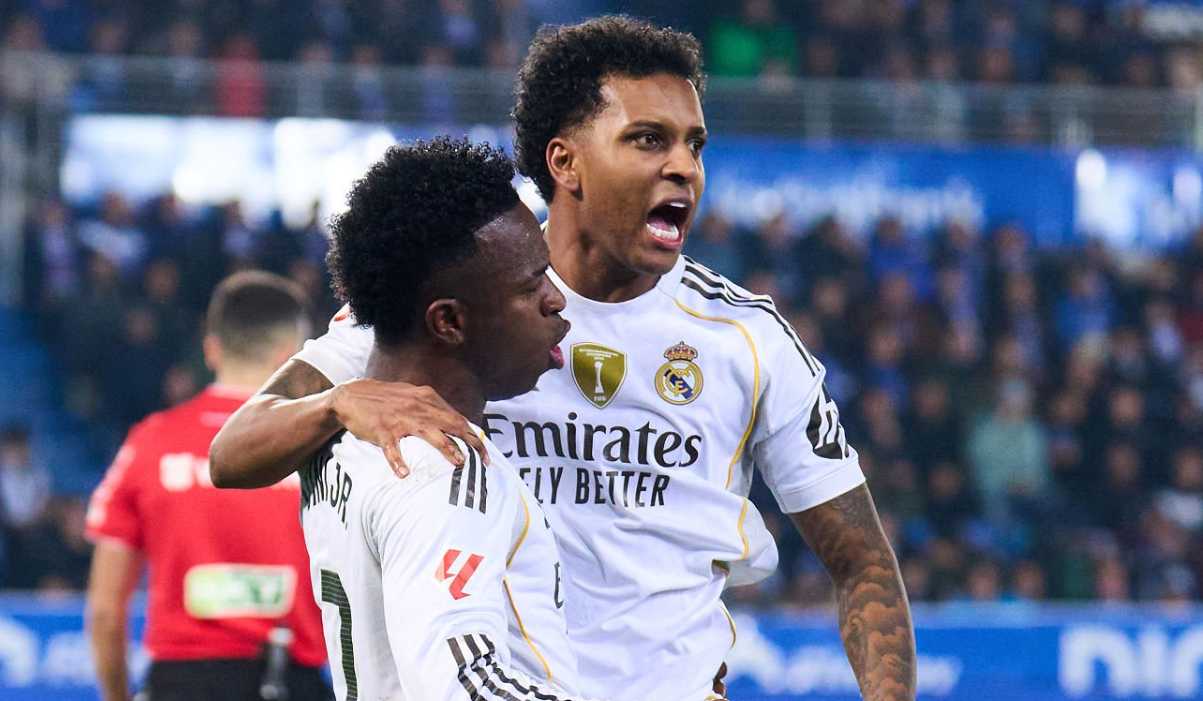 Vinicius Junior dan Rodrygo Goes berpelukan merayakan gol dalam balutan jersey putih Real Madrid di stadion