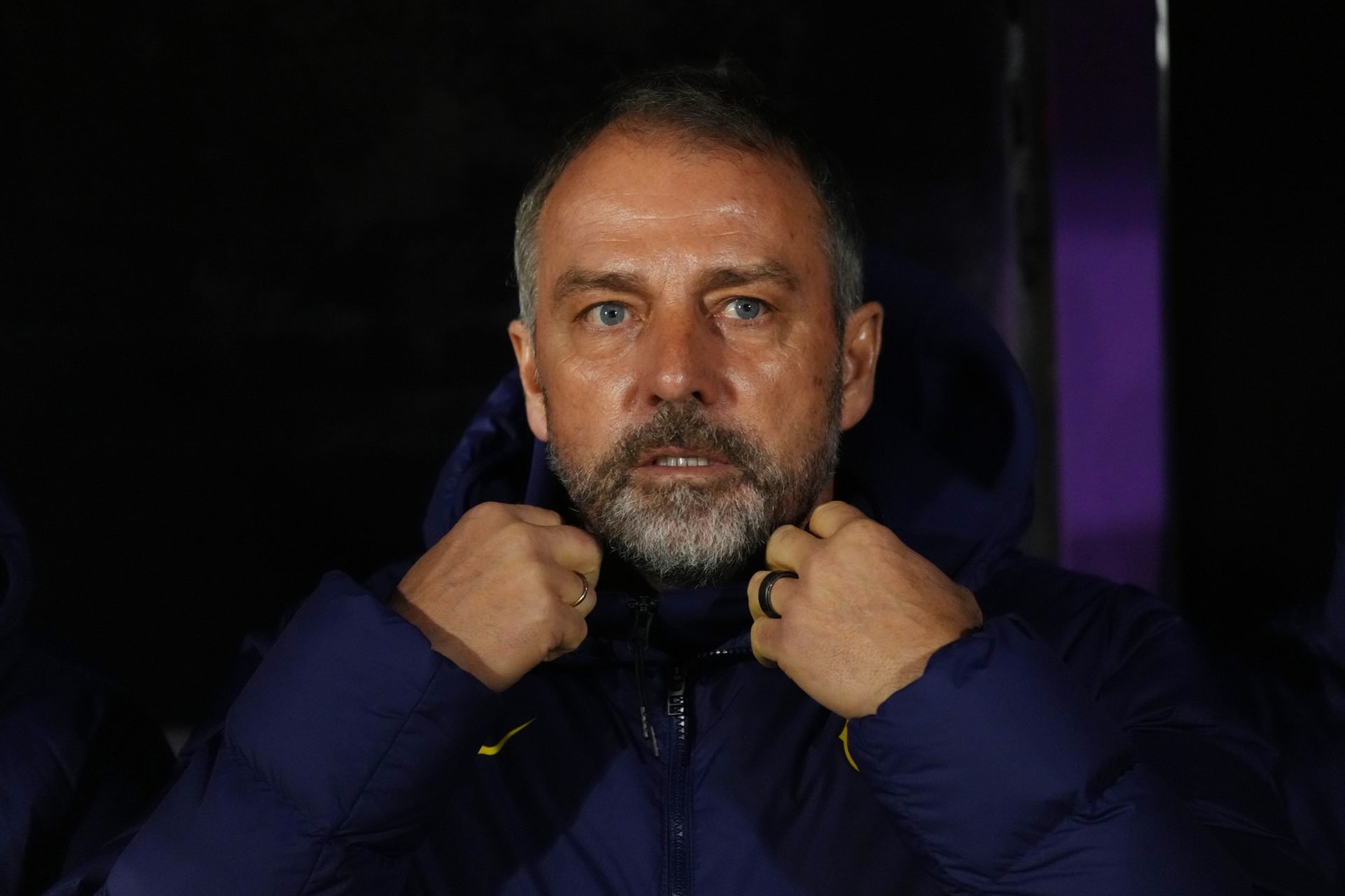 Hansi Flick, pelatih sepak bola, dengan ekspresi serius saat berada di pinggir lapangan