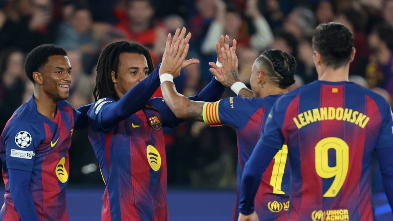 Para pemain Barcelona merayakan gol dengan mengangkat tangan di lapangan pertandingan