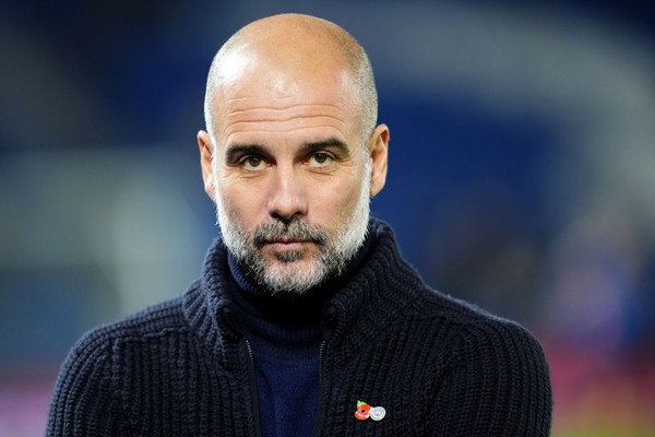 Pep Guardiola, pelatih Manchester City, dengan ekspresi serius saat sesi pertandingan