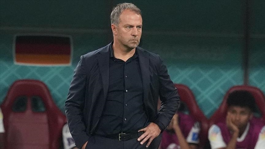 Hansi Flick berdiri di pinggir lapangan saat memimpin Barcelona