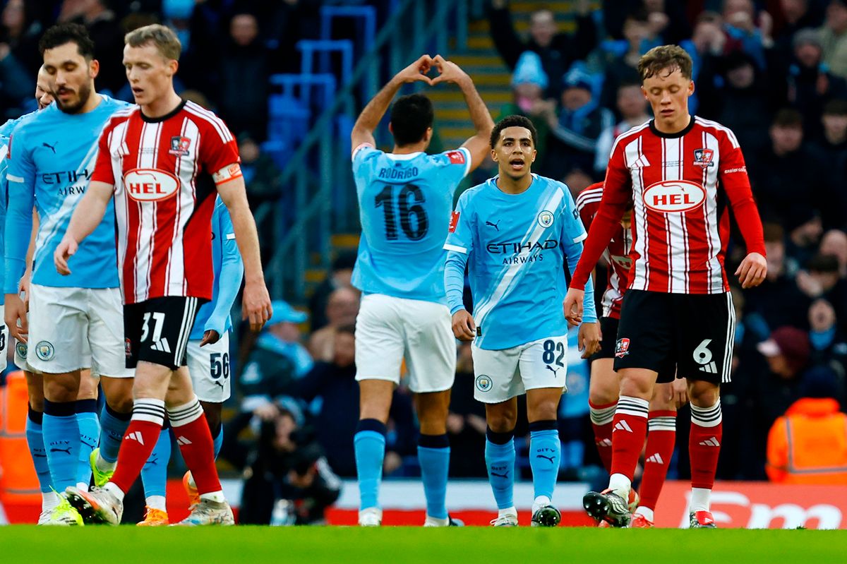 Duel pemain Manchester City dan Exeter City di Etihad Stadium pada putaran ketiga Piala FA.