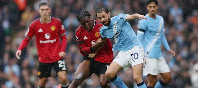 Foto aksi pemain Manchester United dan Manchester City saat berebut bola dalam pertandingan Derby Manchester di stadion