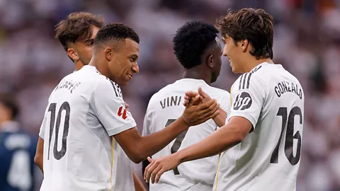 Para pemain Real Madrid saling berpelukan merayakan gol ke gawang Levante di laga La Liga.