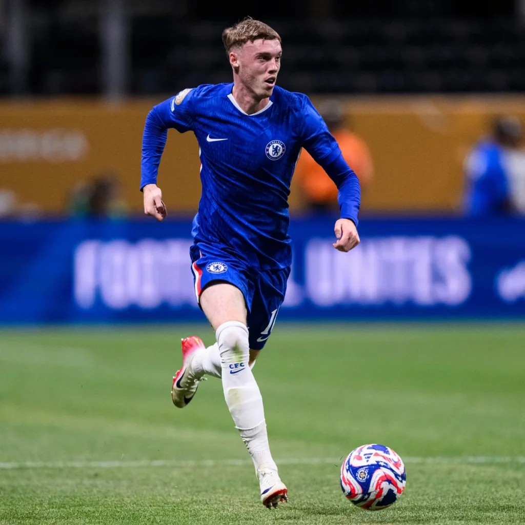 Cole Palmer membawa bola saat membela Chelsea dalam pertandingan Premier League