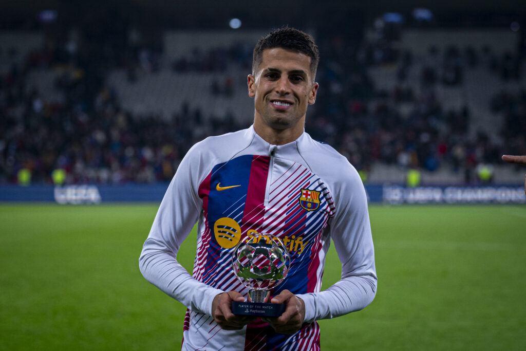 Joao Cancelo mengenakan jersey Barcelona saat tampil dalam pertandingan musim 2023/2024