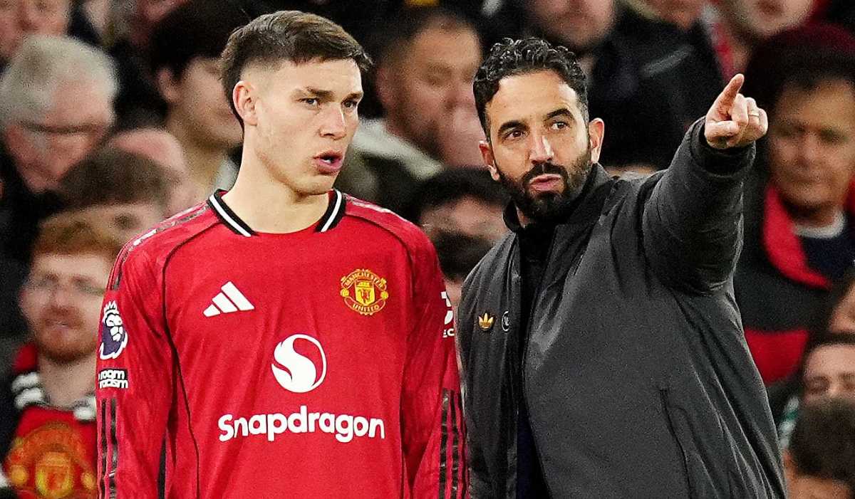 Ruben Amorim memberikan instruksi taktis kepada pemain Manchester United, Manuel Ugarte, di pinggir lapangan.