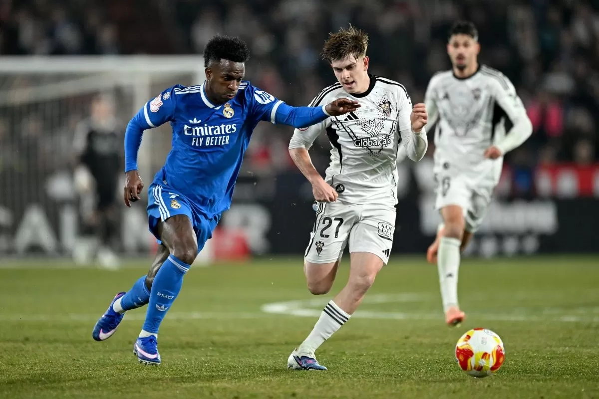 Pemain Albacete berusaha melewati hadangan pemain Real Madrid dalam laga Copa del Rey