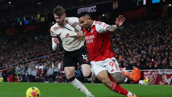 Gabriel Jesus berduel dengan Conor Bradley dalam laga Arsenal vs Liverpool di Premier League