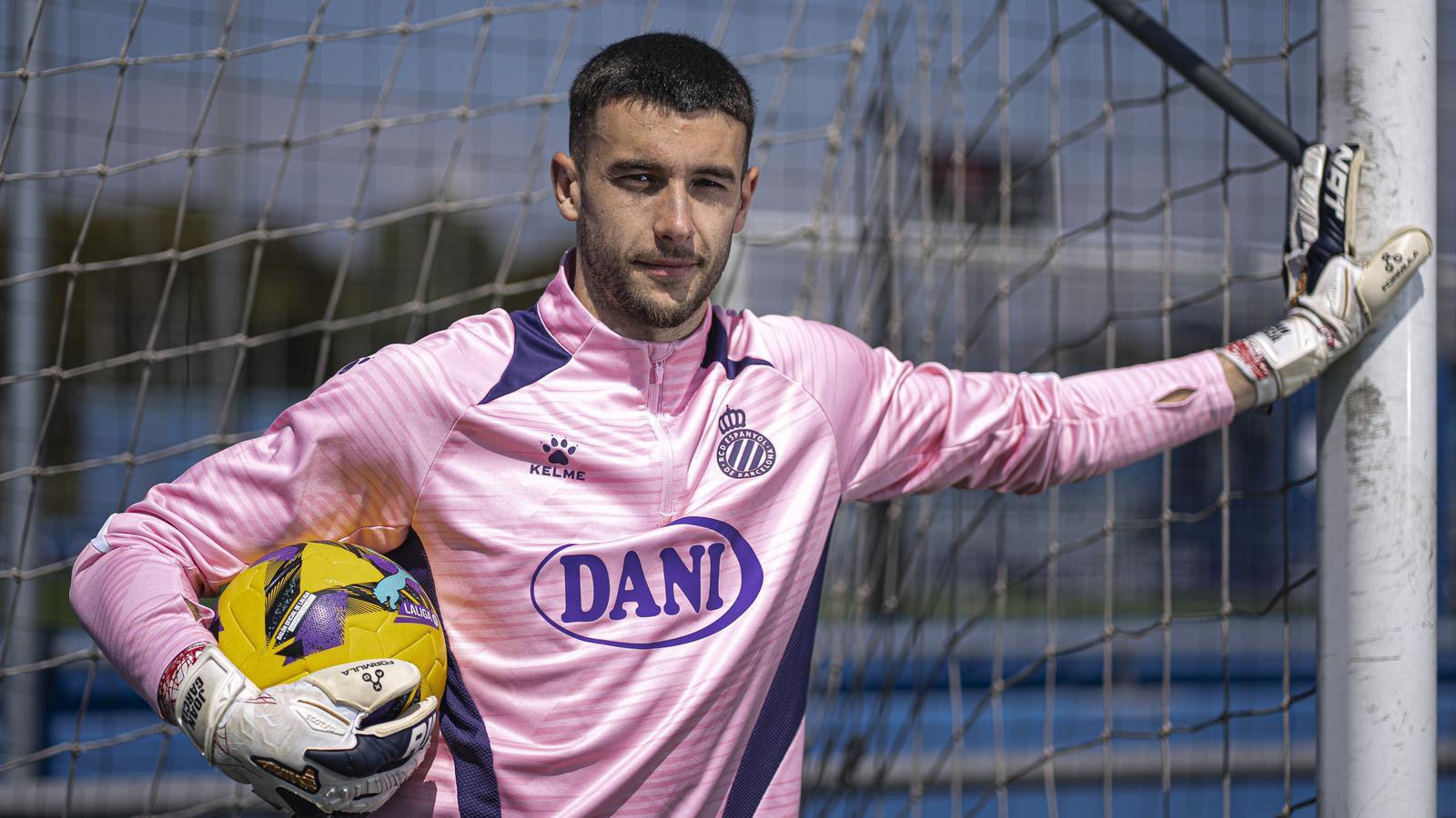 Joan Garcia melakukan penyelamatan saat membela Barcelona dalam pertandingan La Liga