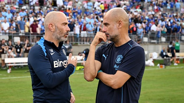 Pelatih Chelsea berbincang dengan pelatih Manchester City di pinggir lapangan sebelum pertandingan Judul