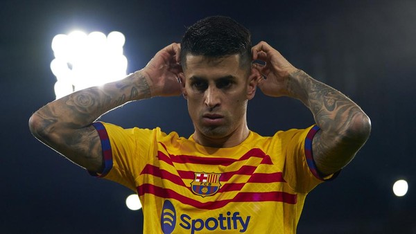 Joao Cancelo merayakan gol saat membela Barcelona dalam pertandingan La Liga
