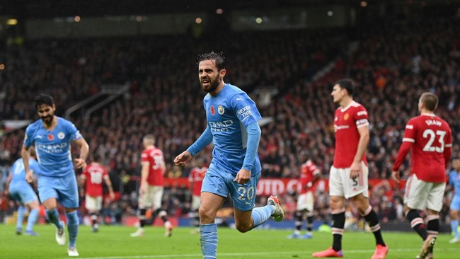 Pemain Manchester City merayakan gol atau berlari di lapangan dalam pertandingan melawan Manchester United di Old Trafford