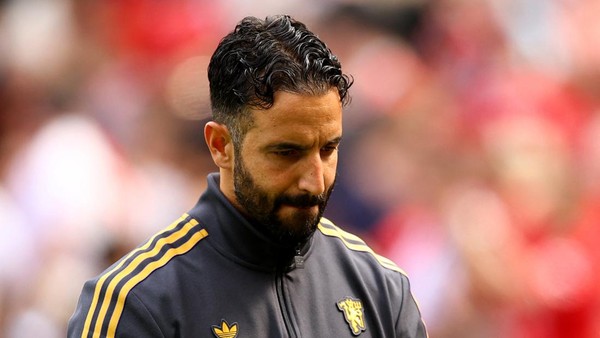 Potret Ruben Amorim dengan ekspresi serius saat masih menjabat sebagai manajer Manchester United.