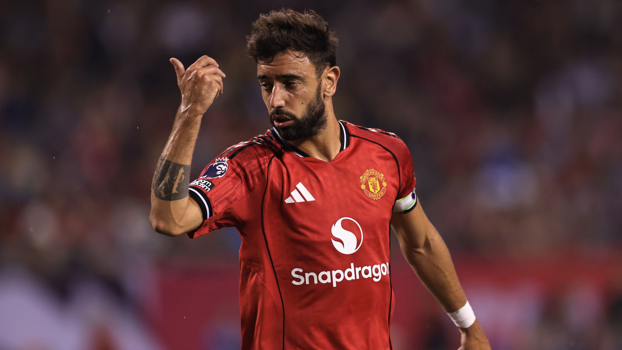 Bruno Fernandes bereaksi saat membela Manchester United dalam laga Premier League