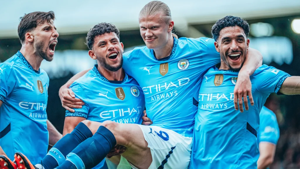 Selebrasi pemain Manchester City setelah mencetak gol melawan Exeter City di ronde ketiga Piala FA 2025/2026 di Etihad Stadium.